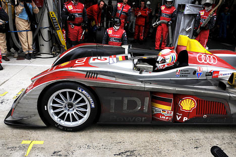 Tom Kristensen er efter Le Mans-sejren 2008 i den forældede R10-model nu i fuld gang med at teste afløseren R15 bag lukkede porte i det sydlige Europa.